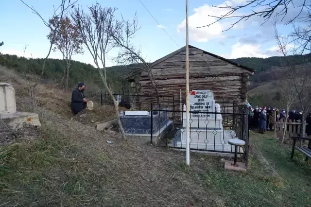 Herkesin göç ettiği köyde tek başına yaşayan baba, şehit oğlunun yanına gömüldü