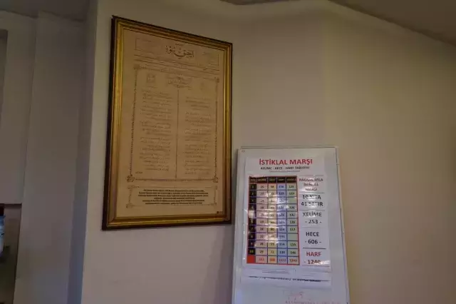 'İstiklal Marşı'nın şifresini çözdüm' diyen yazar, satırlara gizlenen tarihe dikkat çekti