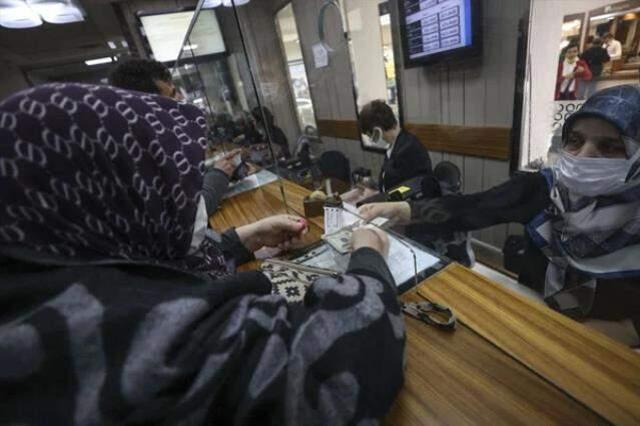 Esnaf doların 12 liraya düşmesini 'Recep Tayyip Erdoğan' tezahüratları eşliğinde halay çekerek kutladı