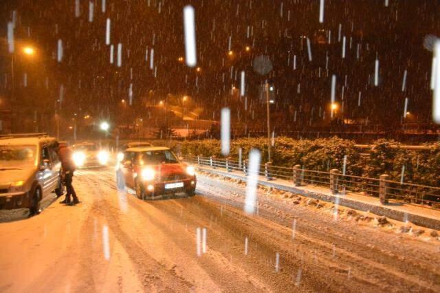 Sarıyer'de kar yağışı etkili oluyor! Her yer beyaza büründü, sürücüler zor anlar yaşadı