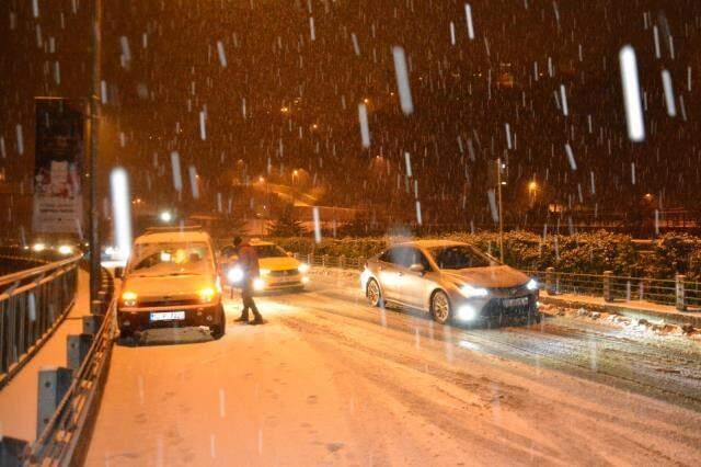 Sarıyer'de kar yağışı etkili oluyor! Her yer beyaza büründü, sürücüler zor anlar yaşadı