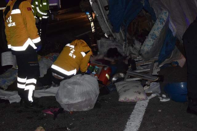 Kamyonet tıra çarptı! Feci kazada anne ve kızı öldü, 5 kişi de yaralandı