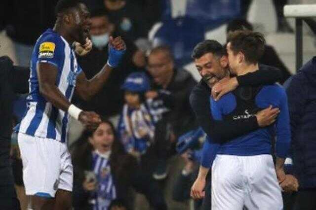 Sahalarda ender görülen olay! Babası 87'de oyuna aldı, 89'da galibiyeti getiren golü attı