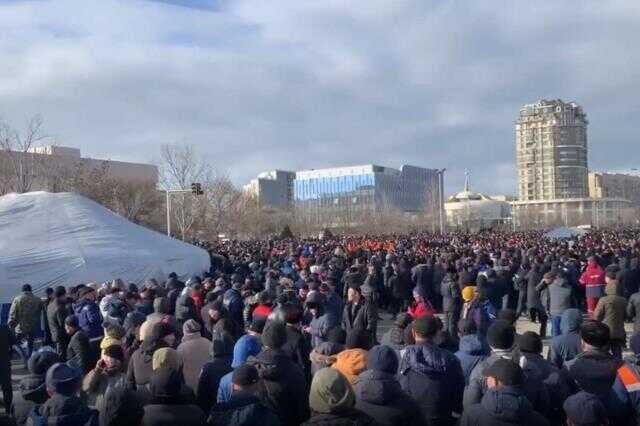Protestolarla yangın yerine dönen Kazakistan'da sıcak gelişme! Cumhurbaşkanı Tokayev iki kritik ismi görevden aldı