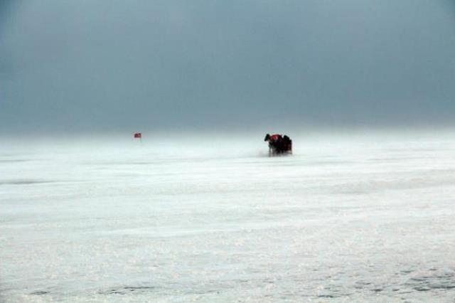CHP'li belediye başkanları, buz tutan Çıldır Gölü'nde Eskimo usulü balık tutarken tipiye tutuldu