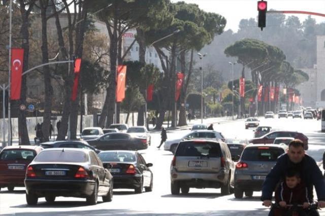 Arnavutluk sokakları Cumhurbaşkanı Erdoğan için Türk bayraklarıyla donatıldı