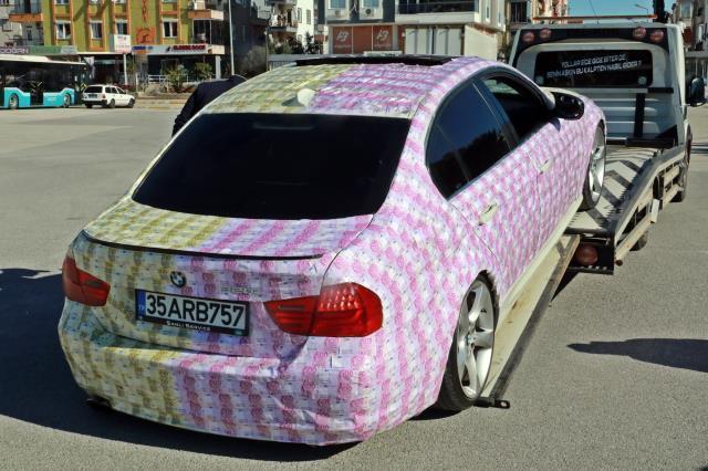 İki kafadar araçlarını dolar ve euro ile kapladı, görenler şaşırıp kaldı