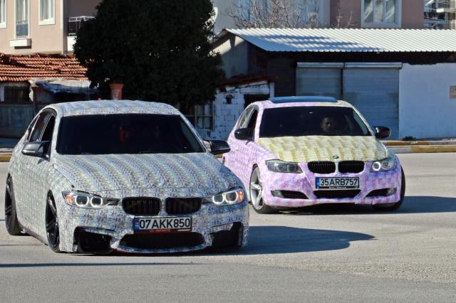 İki kafadar araçlarını dolar ve euro ile kapladı, görenler şaşırıp kaldı