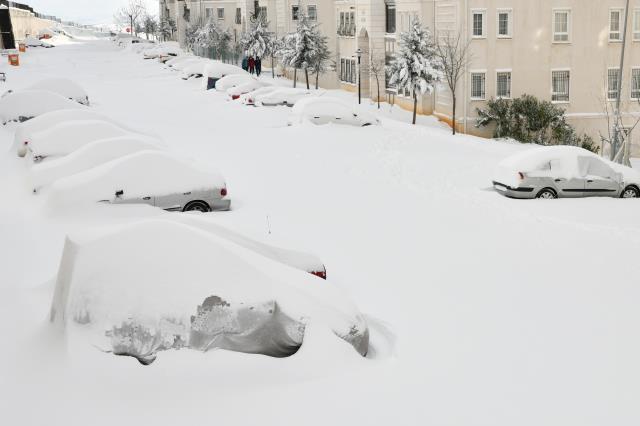 Gaziantep'te yoğun kar yağışı hayatı felç etti! TAG Otoyolu kapandı, mahsur kalan 2900 kişi kurtarıldı