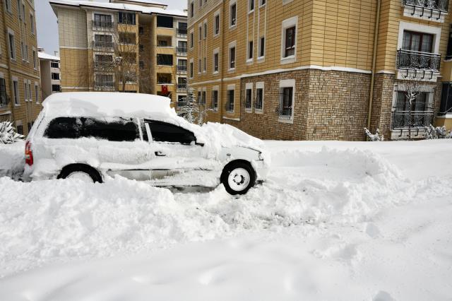 Gaziantep'te yoğun kar yağışı hayatı felç etti! TAG Otoyolu kapandı, mahsur kalan 2900 kişi kurtarıldı