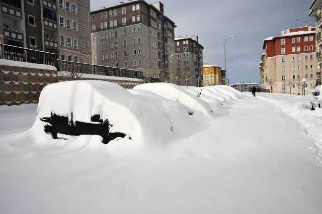 Gaziantep'te yoğun kar yağışı hayatı felç etti! TAG Otoyolu kapandı, mahsur kalan 2900 kişi kurtarıldı
