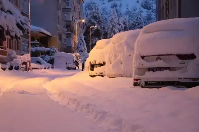 Yoğun kar yağışı sonrası park halindeki araçlar kar altında kayboldu