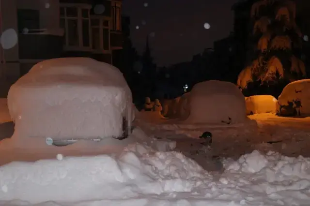Yoğun kar yağışı sonrası park halindeki araçlar kar altında kayboldu
