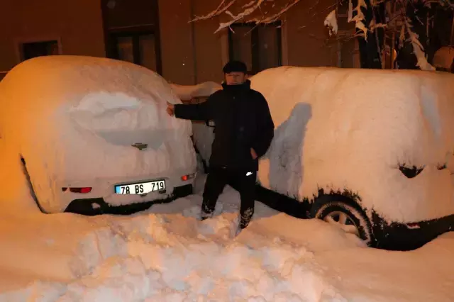Yoğun kar yağışı sonrası park halindeki araçlar kar altında kayboldu