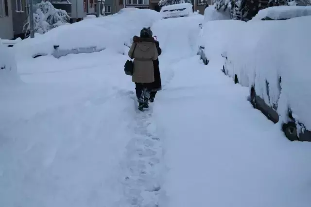 Yoğun kar yağışı sonrası park halindeki araçlar kar altında kayboldu