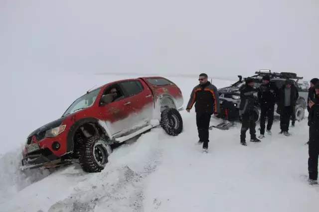 Kar yağışını eğlenceye çeviren de var! Yolda kalan araçlarını bırakıp halaya durdular