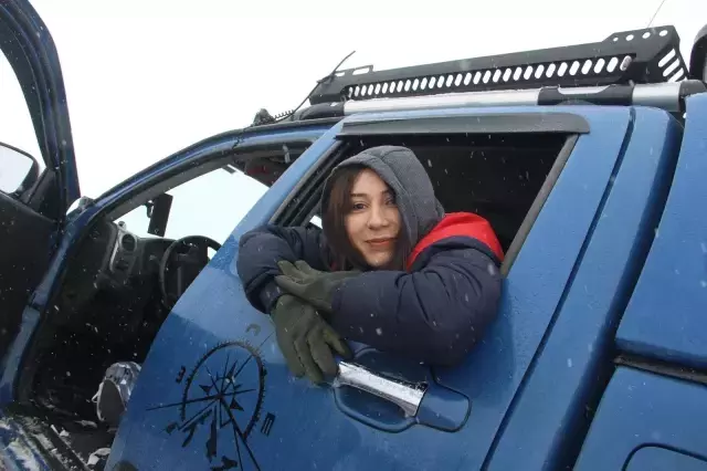 Kar yağışını eğlenceye çeviren de var! Yolda kalan araçlarını bırakıp halaya durdular