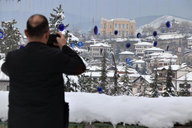 Kar altında kaybolan araçlarını 4 gün sonra çıkartabildiler