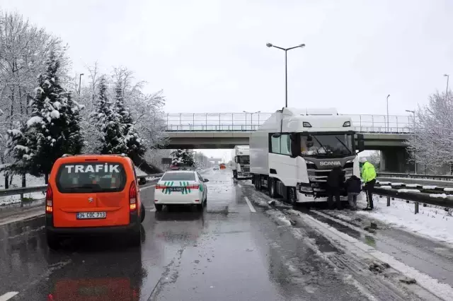 TEM Otoyolu'nda 13 araç birbirlerine girdi: 2 yaralı