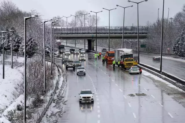 TEM Otoyolu'nda 13 araç birbirlerine girdi: 2 yaralı