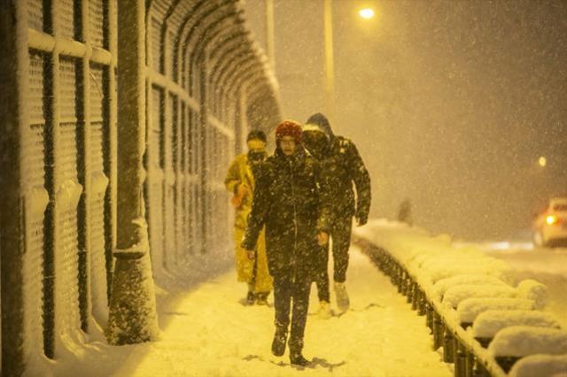 İstanbul'da kar kalınlığı 85 santimetreye ulaştı! İşte megakentten afet görüntüleri
