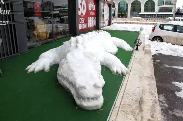 Yapımı 6 saat sürdü! 11 metre uzunluğundaki kardan timsahı görenler dönüp bir daha baktı