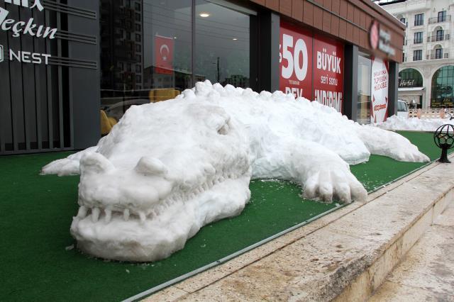 Yapımı 6 saat sürdü! 11 metre uzunluğundaki kardan timsahı görenler dönüp bir daha baktı