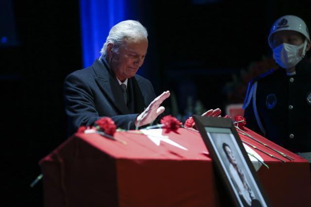 Yeşilçam'ın usta oyuncusu Fatma Girik son yolcuğuna uğurlanıyor