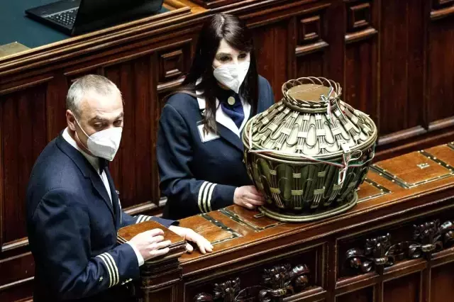 İtalya'da partiler yeni aday bulamayınca Sergio Mattarella yeniden cumhurbaşkanı seçildi