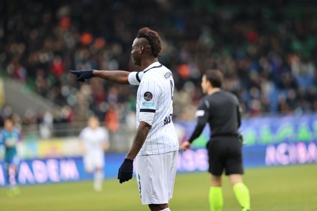 Balotelli resitale devam ediyor! Adana Demirspor, Çaykur Rizespor'u sahadan sildi