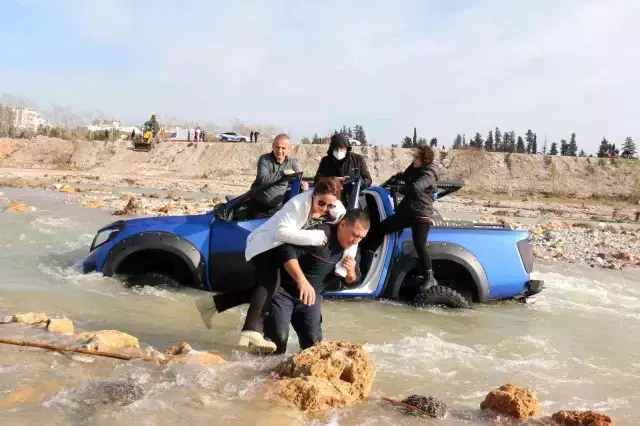 Görüntüyü izleyenlerin 'Kahraman' dediği itfaiyeci mütevazi tavrıyla da hayran bıraktı