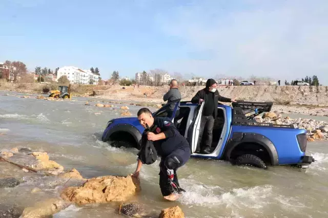 Görüntüyü izleyenlerin 'Kahraman' dediği itfaiyeci mütevazi tavrıyla da hayran bıraktı