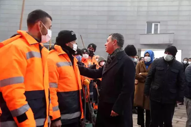 Belediye personeli, en düşük maaşın 5 bin 55 TL olmasının ardından Başkan'ı pankartla karşıladı