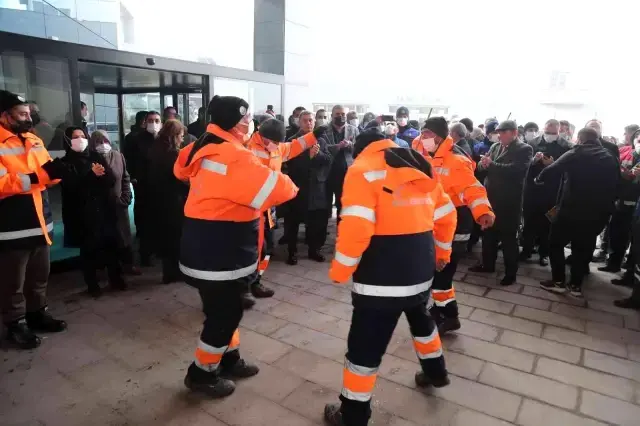Belediye personeli, en düşük maaşın 5 bin 55 TL olmasının ardından Başkan'ı pankartla karşıladı