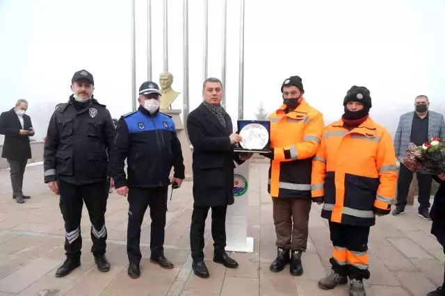 Belediye personeli, en düşük maaşın 5 bin 55 TL olmasının ardından Başkan'ı pankartla karşıladı