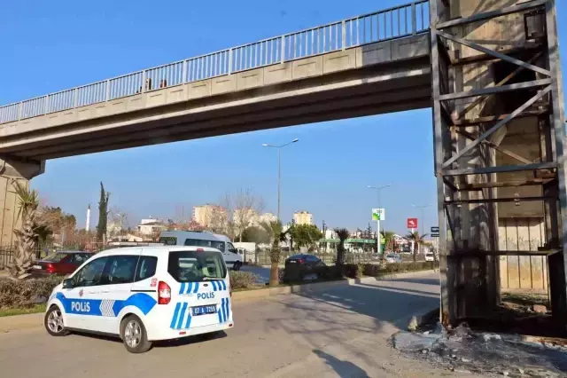 Üst geçit asansör kabininden demir çalarken yakalandı, polise 'çektirme abi' dedi