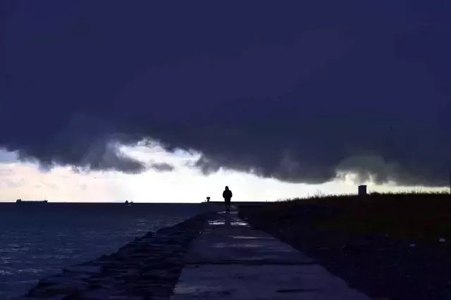 İstanbul'u kara bulutlar kapladı