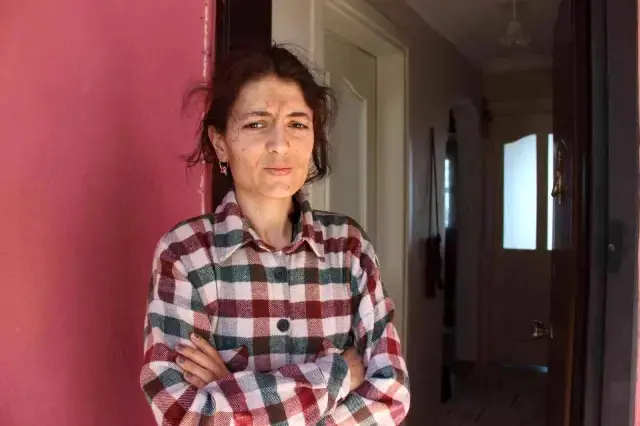 Talihsiz kadının hırsızlarla burun buruna geldiği anlar kamerada! Çığlıkları sokağı inletti