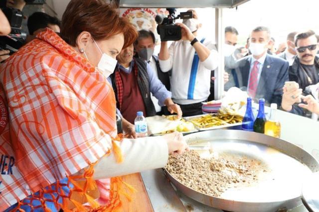 Meral Akşener, vatandaşın uzattığı faturayı eline alınca böyle tepki verdi: Oooovvv…bu ne ya?