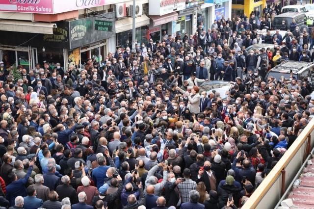 Meral Akşener, vatandaşın uzattığı faturayı eline alınca böyle tepki verdi: Oooovvv…bu ne ya?