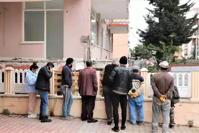 Ceset üzerinde yapılan çalışmaları görmek isteyen vatandaşlar kamyonun üstüne çıktı