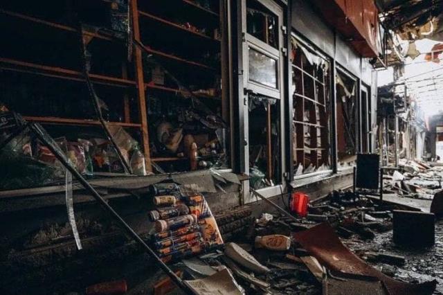 Rusya, çatışmaların şiddetlendiği Harkov'da pazar yerini vurdu! Her yer harabeye döndü