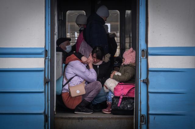 Rusya ateşkes ilan etti, siviller yollara döküldü! Ukrayna'da ölümden kaçış böyle görüntülendi