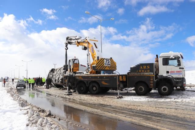 Ağrı'da yolcu otobüsü devrildi: 2'si ağır 13 yaralı