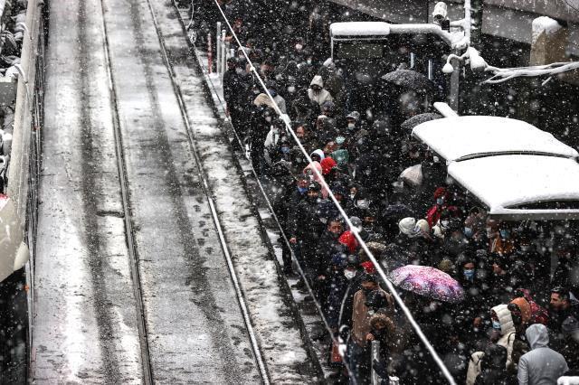 Son Dakika! Meteoroloji'den İstanbul için yeni uyarı: Kar yağışı yarın akşam saatlerinden itibaren etkisini artıracak