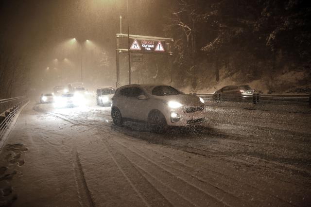 Kar yağışı İstanbul'da etkisini artırdı, sürücüler ilerlemekte güçlük çekti