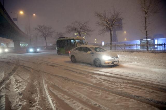 Kar yağışı İstanbul'da etkisini artırdı, sürücüler ilerlemekte güçlük çekti