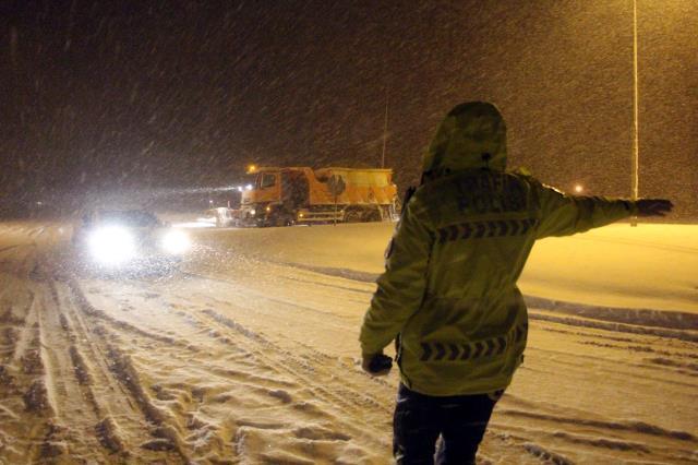 Karla mücadele devam ediyor! Bitlis'te öğretmenevi bahçesine çığ düştü, Bursa'da 11 araç zincirleme kaza yaptı