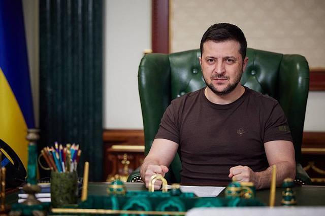 Macron, Zelenski'yi mi taklit ediyor? Elysee Sarayı'nda çekilen fotoğraflar sosyal medyayı salladı