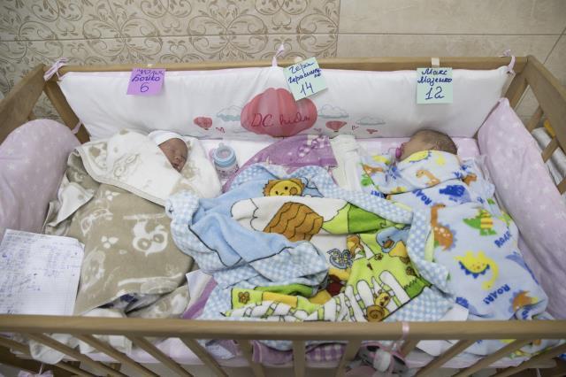 Ukrayna'da taşıyıcı annelerin doğurduğu bebekler biyolojik ailelerine kavuşamıyor